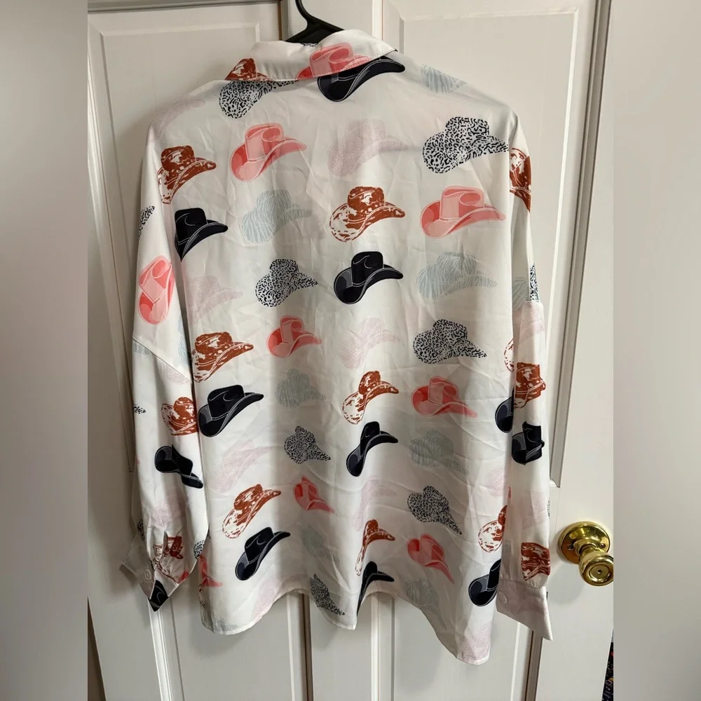 Boutique Women’s White Cowboy Hat Print Button-Down Shirt Medium - Picture 6 of 8
